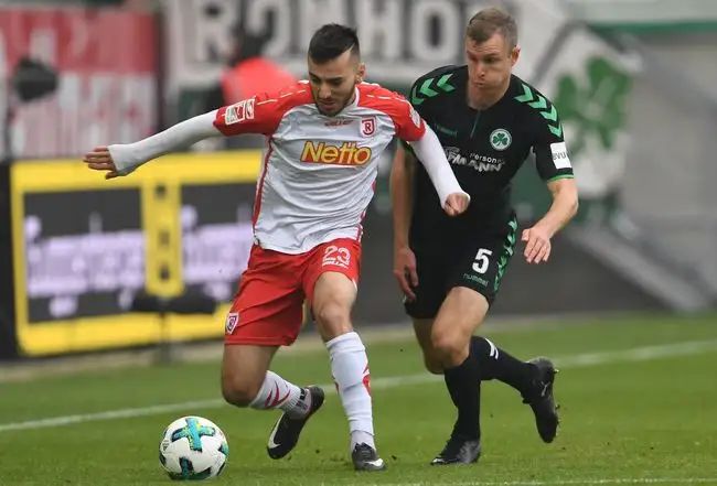 比分始终由 比分始终由