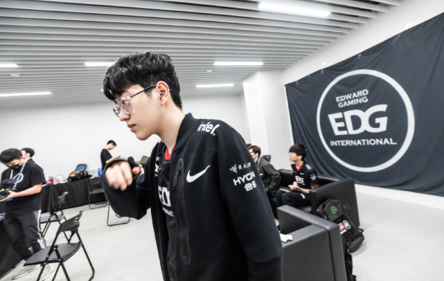 完成对尼克 完成对尼克